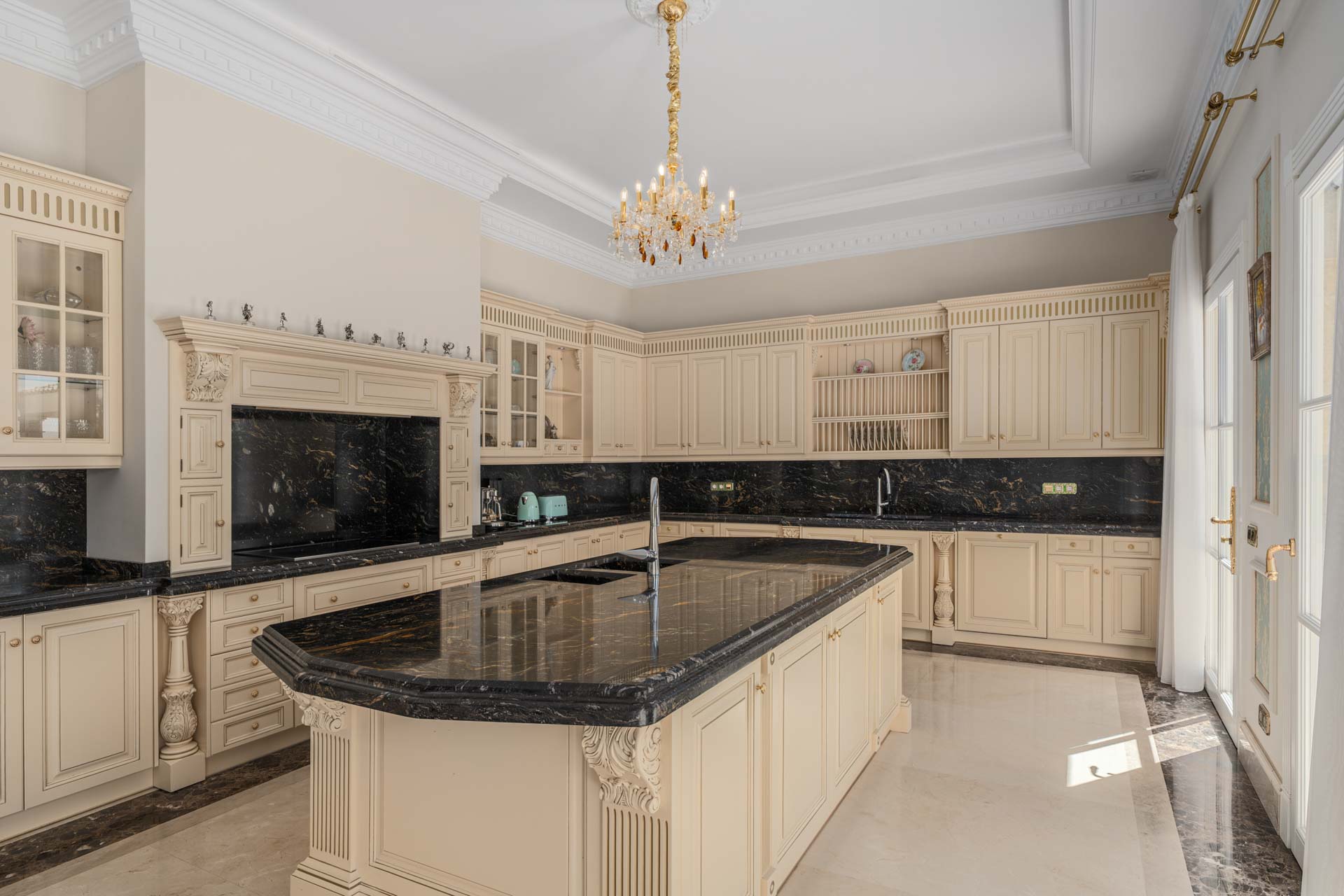 GEM–16 Tuscany Palazzo-Style Mansion in Sierra Blanca - Golden Mile, Marbella