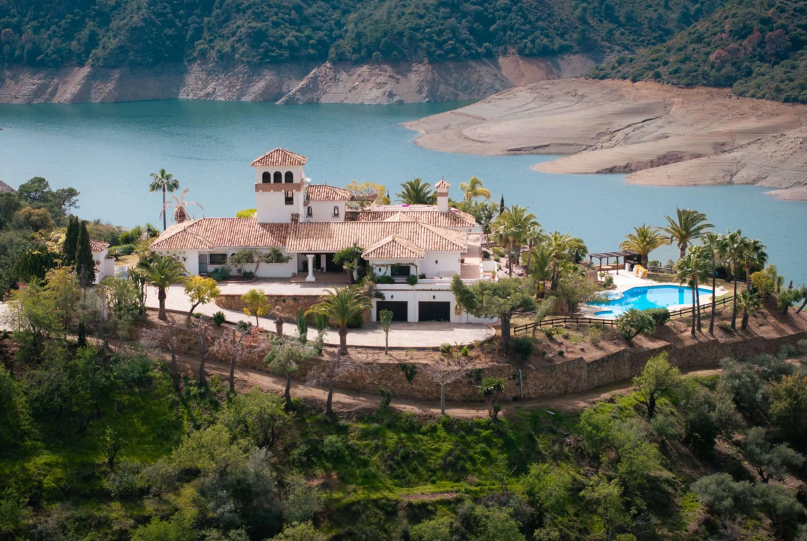 Exclusive Finca at Istan Lake in Marbella