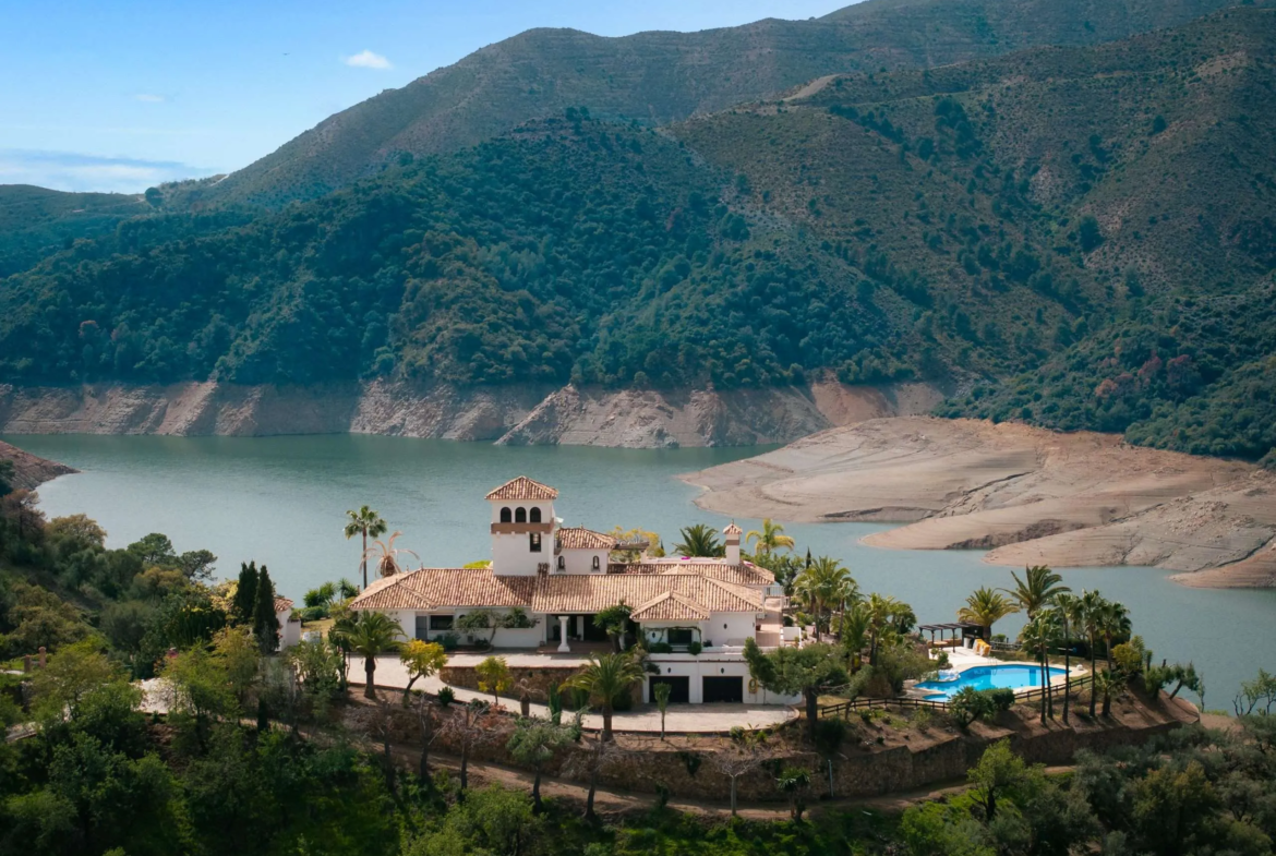 Exclusive Finca at Istan Lake in Marbella