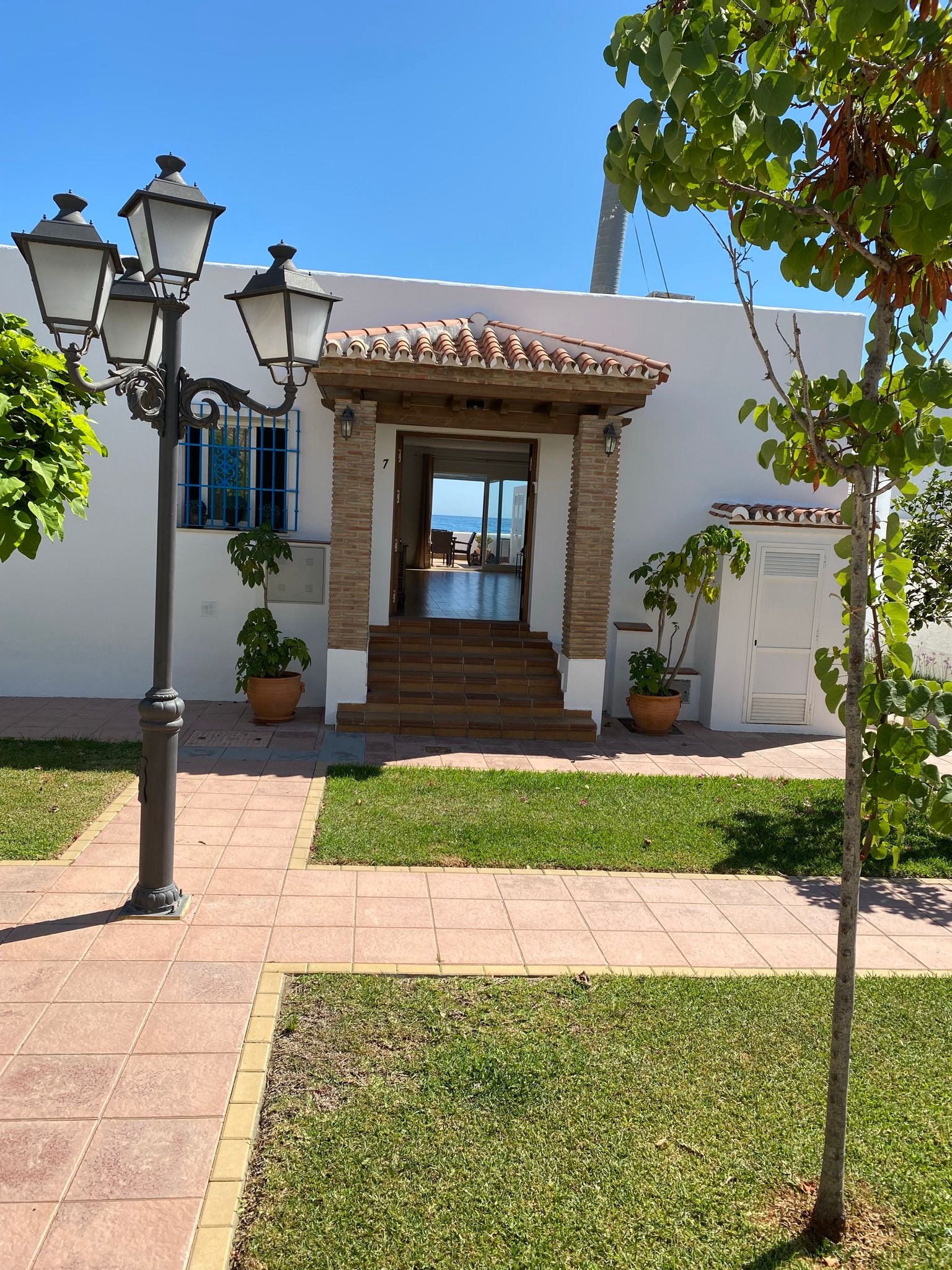 07eebcbb-f025-4e26-ab1b-0d28ca5dde82 Seafront Freehold Investment with Restaurant and Approved Residential Project