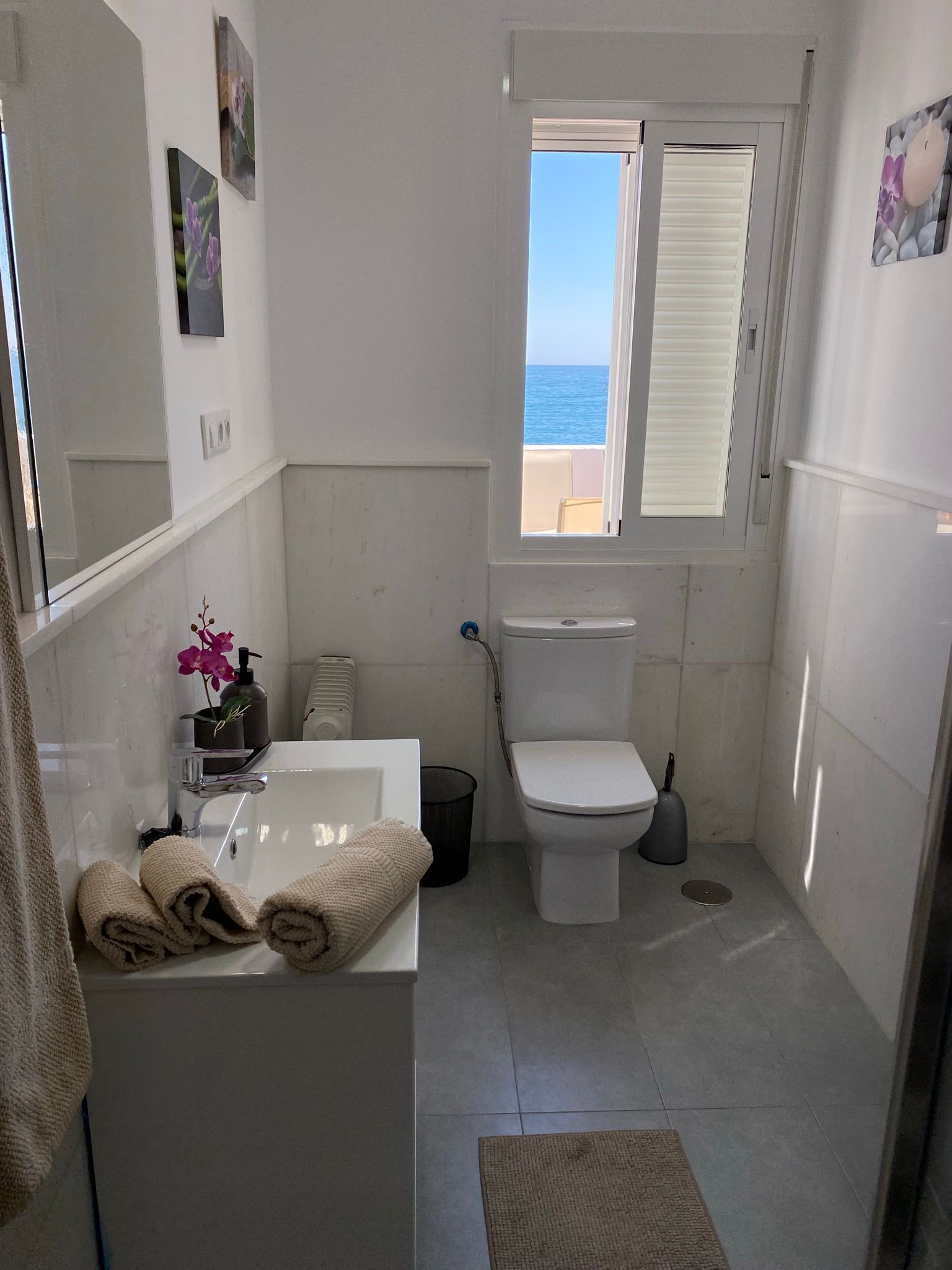 0a242ce9-8ca7-4188-bc5d-e47ace5c90e9 Seafront Freehold Investment with Restaurant and Approved Residential Project