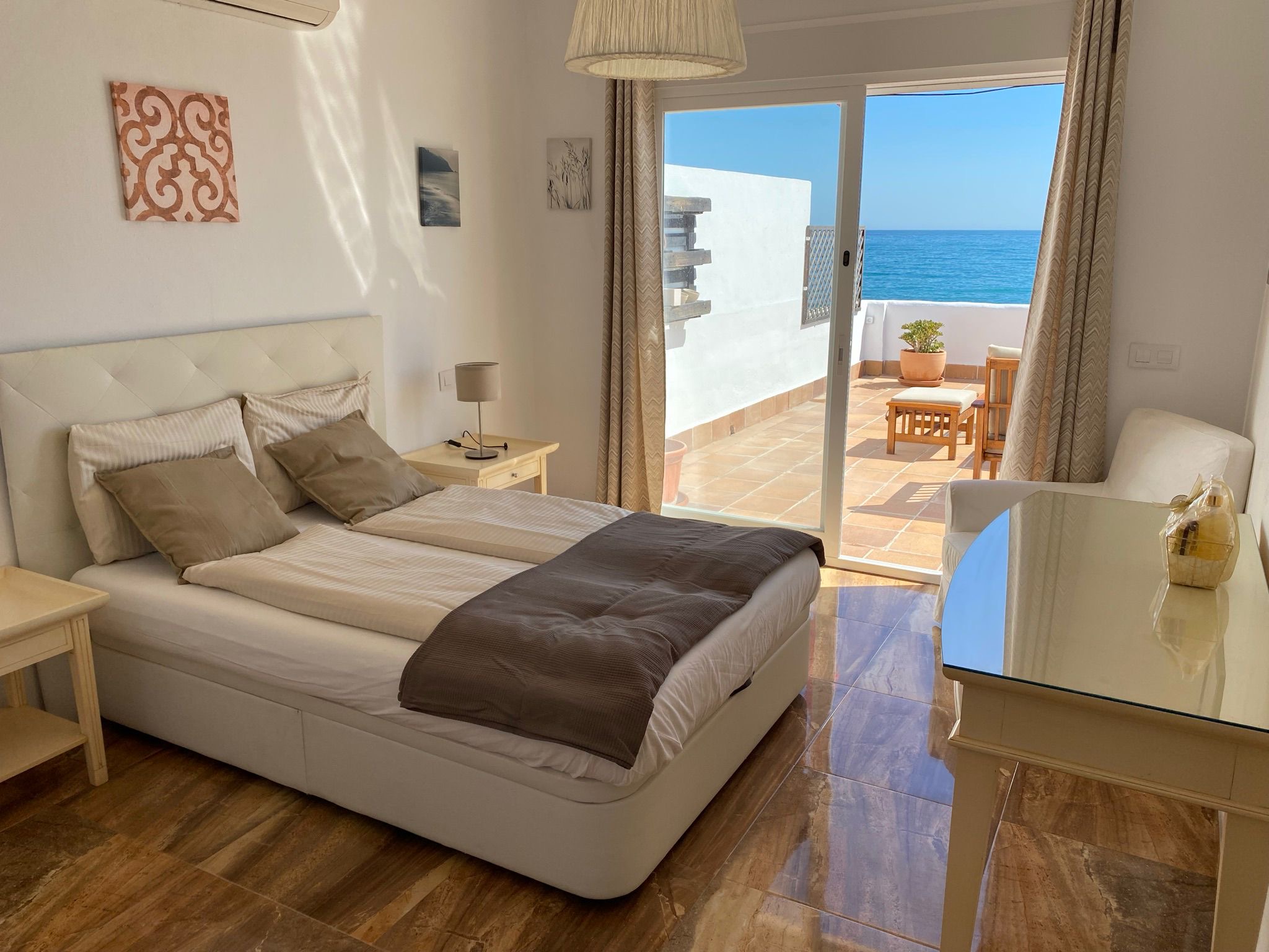 1aea1885-3950-4dd5-a4fc-f80101567d76 Seafront Freehold Investment with Restaurant and Approved Residential Project