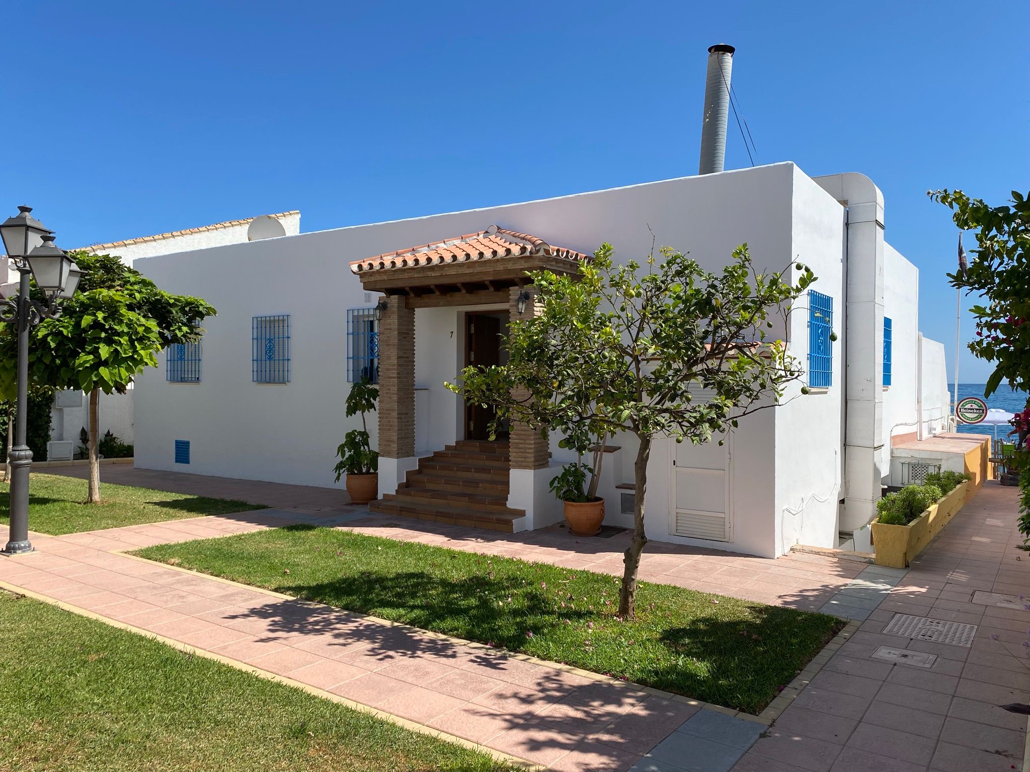 60e78a6f-3d83-40ed-a508-4d93c8992815 Seafront Freehold Investment with Restaurant and Approved Residential Project