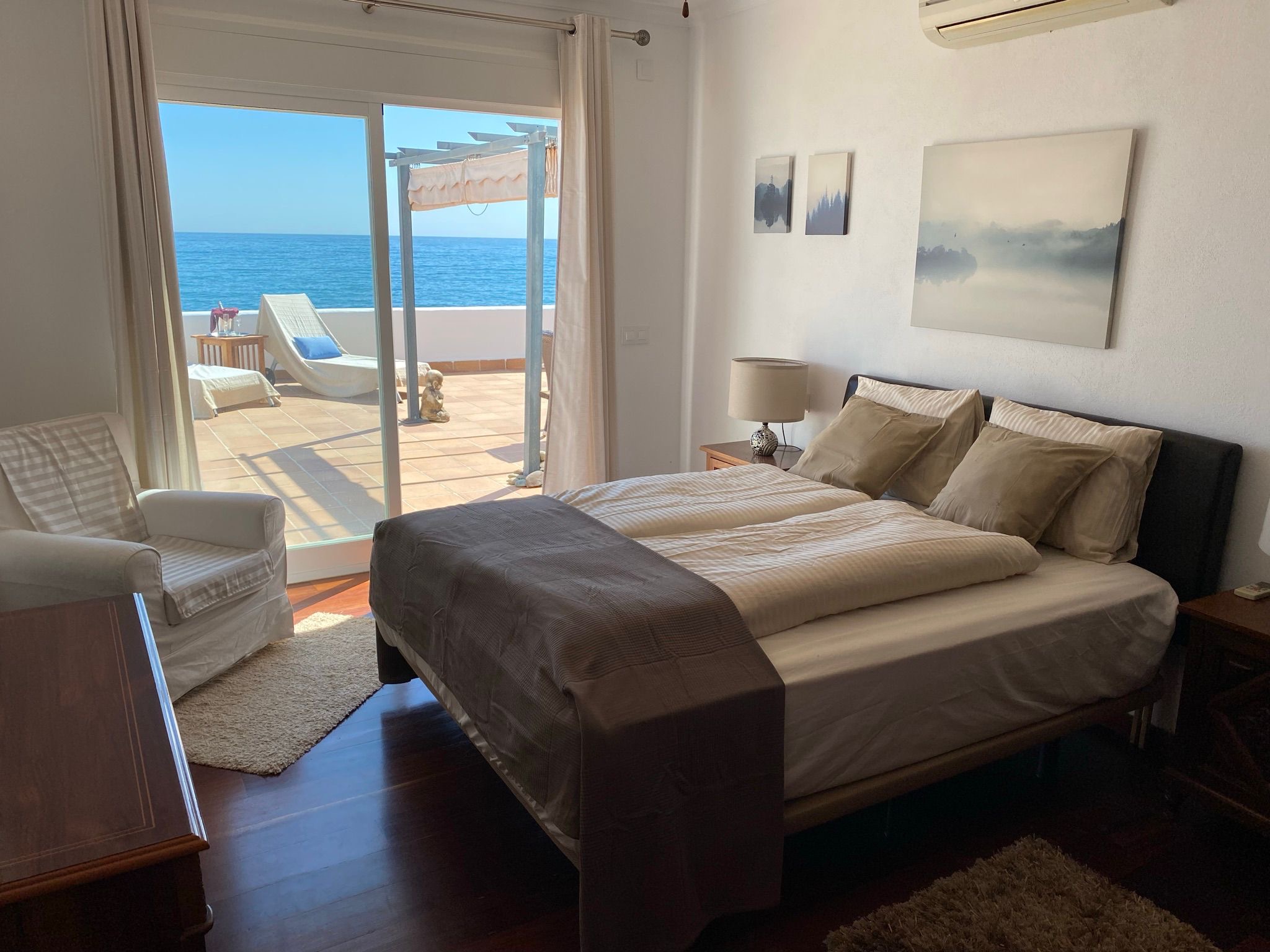 74b1fc68-3ecf-4802-8939-bd620d68a15f Seafront Freehold Investment with Restaurant and Approved Residential Project