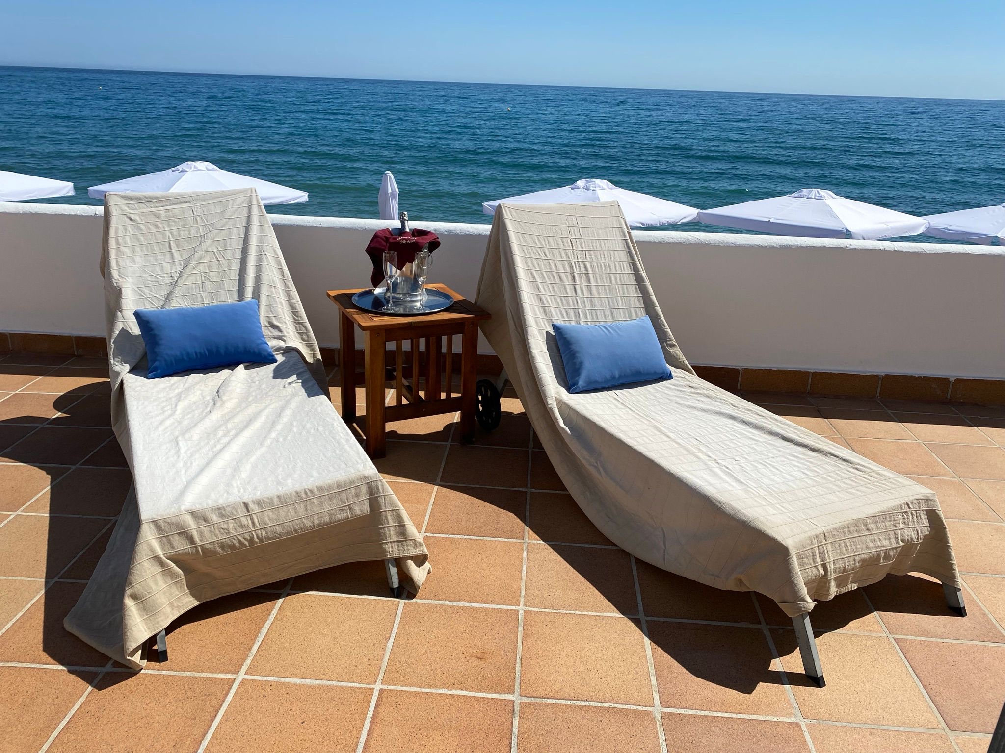 afb5820e-a24e-4f51-8ac4-f6e4e383558f Seafront Freehold Investment with Restaurant and Approved Residential Project